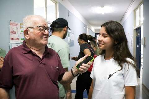 Com 80 e 18 anos, Ali e Mariana falam sobre a experiência e a novidade do voto 