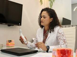 Com o laser em mãos, estomaterapeuta fala sobre metódo que acelera cicatrização. (Foto: Osmar Veiga)