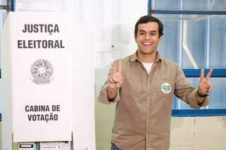 Beto Pereira faz o &#34;V&#34; de vitória após votar (Foto: Henrique Kawaminami)