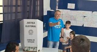 Candidato à reeleição, prefeito Eduardo Campos vota ao lado dos netos (Foto: Tião Prado/Ponta Porã Informa)