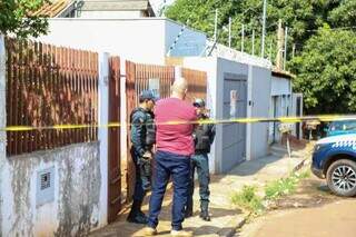 Policiais militares no local onde ocorreu o crime na manhã deste domingo (Foto: Enryck Sena )