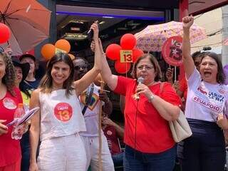 Camila Jara (esq) no último dia de campanha, ao lao da ministra Cida Gonçalves (Foto/Natália Olliver)