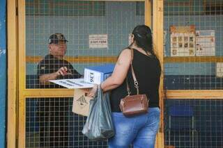 Mesária chega à Escola Municipal Prof. Luís Cavallon, no Jardim Botafogo (Foto: Henrique Kawaminami)