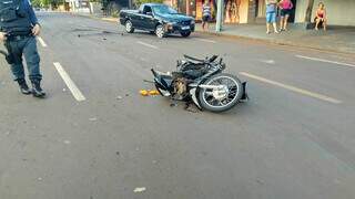 Policial ao lado da Honda Biz atingida pela Saveiro; condutora morreu no hospital (Foto: Leandro Holsbach)