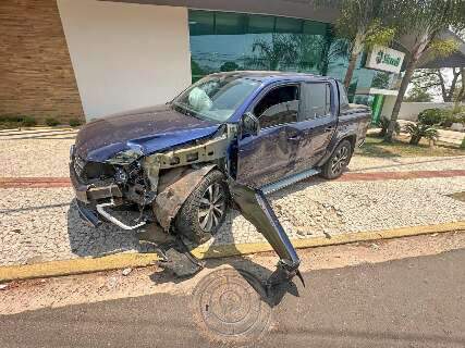   Estrutura de poste fica destruído após ser atingido por caminhonete 