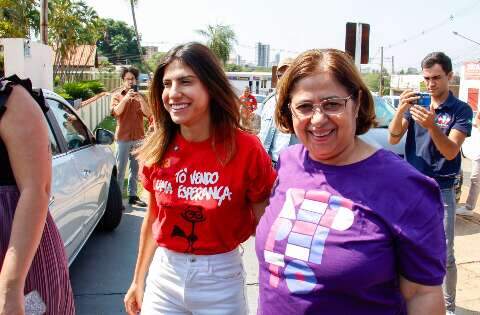 Camila vota acompanhada da ministra das Mulheres