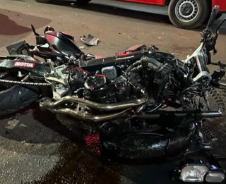 Motociclesta ficou destruída (Foto: Eliton Chaves / 24 Horas News MS)