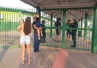 Pessoas em frente ao portão da escola Arlindo Andrade no fim da votação neste domingo (6) (Foto: Paulo Francis)