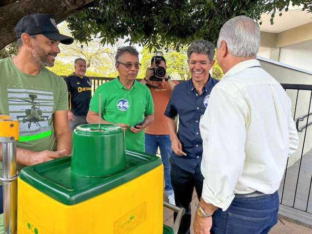 Reginaldo votou, ficou perto de se&ccedil;&atilde;o para lucrar e vendeu coco at&eacute; para rivais