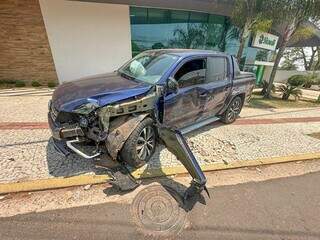 Caminhonete ficou com a lateral danificada (Foto: Marcos Maluf)