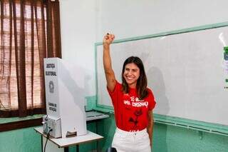 Candidata petista na seção de votação: pautas femininas e alinhamento com União (Fotos: Juliano Almeida)