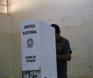 Eleitor na cabine de votação em Campo Grande (Foto: Enryck Sena)