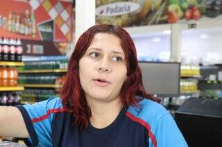 Nataly é caixa de supermercado e vai votar após o trabalho (Foto: Henrique Kawaminami)