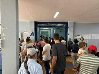 Fila de votação na Unigran, que reuniu mais duas seções eleitorais (Foto: Marcos Maluf)