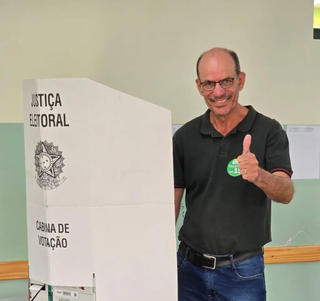 Sergio Barbosa, durante votação neste domingo (6). (Foto: Reprodução)