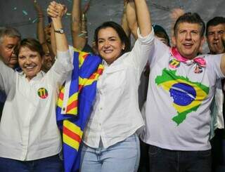 Prefeita e candidata a reeleição Adriane Lopes (PP), ao lado da senadora Tereza Cristina (PP) e o deputado estadual Lídio Lopes (Sem partido) em comemoração com o fim do primeiro turno das eleições municipais (Foto: Enrynck Sena)