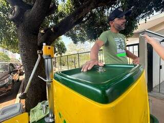 Reginaldo votou e aproveitou para tirar &#34;lucrinho&#34; com venda de coco (Foto: Marcos Maluf)