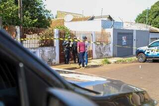 Movimentação de policiais na casa onde ocorreu o crime (Foto: Enryck Sena ) 