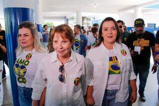 Candidata a vice e senadora percorrem escola com Adriane Lopes