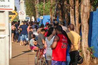 Longa fila na escola municipal Padre Tomaz Ghirardelli, maior local de votação. (Foto: Henrique Kawaminami)