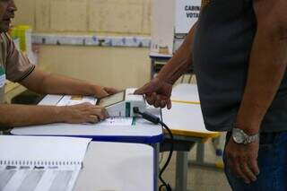 Eleitor iniciando seu processo de votação esta manhã em Campo Grande. (Foto: Enryck Sena)