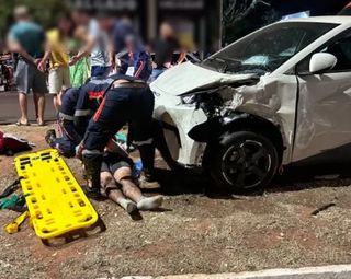 Momento em que a vítima era socorrida pelo Samu (Foto: Eliton Chaves / 24 Horas News MS)