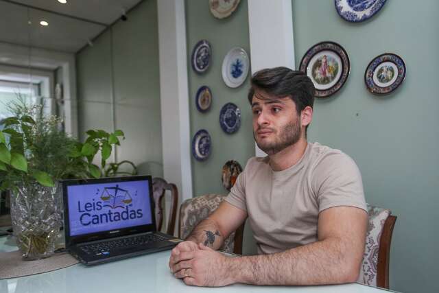 Cansado de sofrer no estudo, Renan transforma leis em funk e até pagode