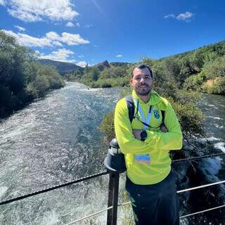 Presidente da CBCa posando para foto em ponte (Foto: Divulgação)