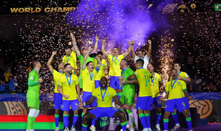 Jogadores do Brasil levantando a taça de campeão do mundo (Foto: Fifa)