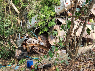 Destroços do veículo de passeio ao lado da pista na BR-262, em Campo Grande. (Foto: Geniffer Valeriano)