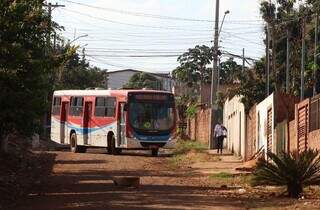 Ônibus trafegando por rua do Parque Lageado (Foto: Álvaro Rezende/Arquivo)