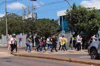 Candidatos de concurso entrando em local de prova (Foto: Marcos Maluf/Arquivo)