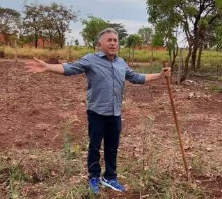 Odilon de Oliveira em vídeo postado em suas redes sociais, capinando. (Foto: Reprodução)