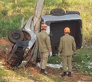 Carro ficou &#34;abraçado&#34; em árvore (Foto: Corpo de Bombeiros) 