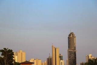 Céu aberto em Campo Grande nesta manhã (Foto: Henrique Kawaminami)