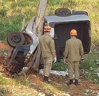 Motorista morre ao perder controle em curva e picape "abraçar" árvore