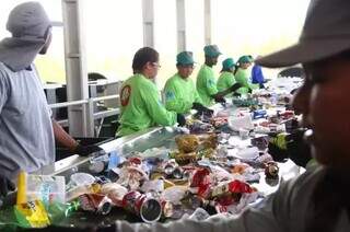 Trabalhadores manuseiam materiais em esteira de unidade de tratamento de recicláveis em Campo Grande (Foto: Arquivo/Campo Grande News)