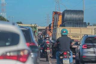 Veículos trafegando por rodovia em Campo Grande (Foto: Marcos Maluf/Arquivo)