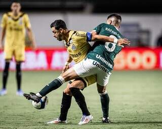 Jogadores disputam a posse da bola no gramado do Hailé Pinheiro. (Foto: Raul Baretta/Santos)