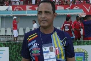 Robson Mattos comandando a equipe do Comercial no Estádio Morenão (Foto: Divulgação)