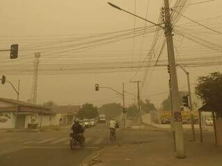 Devido à fumaça, o céu ficou completamente acinzentado no bairro Popular Nova, em Corumbá (Foto: Direto das Ruas).