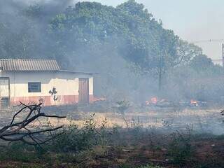 Fogo colocado em terreno quase atingiu casa (Foto: Marcos Maluf)