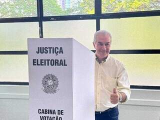 Ex-governador Reinaldo Azambuja logo após votar neste domingo, dia 6 (Foto: Marcos Maluf)