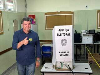 Governador posa para foto ao lado da urna eletrônica, neste domingo (6) (Foto: Marcos Maluf)