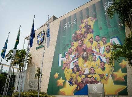 Marc&ecirc;nio e outros campe&otilde;es do mundo recebem homenagem na fachada da CBF 