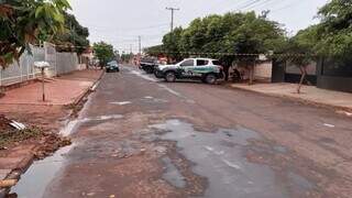 Viaturas das polícias Civil e Militar no local onde Elias foi morto (Foto: O Correio News)