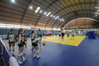 Atletas se aquecendo antes de partida da Superliga C no Círculo Militar (Foto: Paulo Francis)