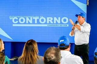 Governador Eduardo Riedel fez discurso nesta terça-feira, em Chapadão do Sul. (Foto: Saul Schramm)