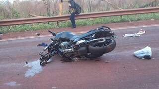 Motocicleta que a vítima havia comprado recentemente caída na pista (Foto: Diário Corumbaense)