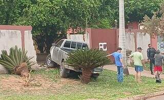 Caminhonete atingiu muro de casa após colisão com moto. (Foto: Jatobá News)